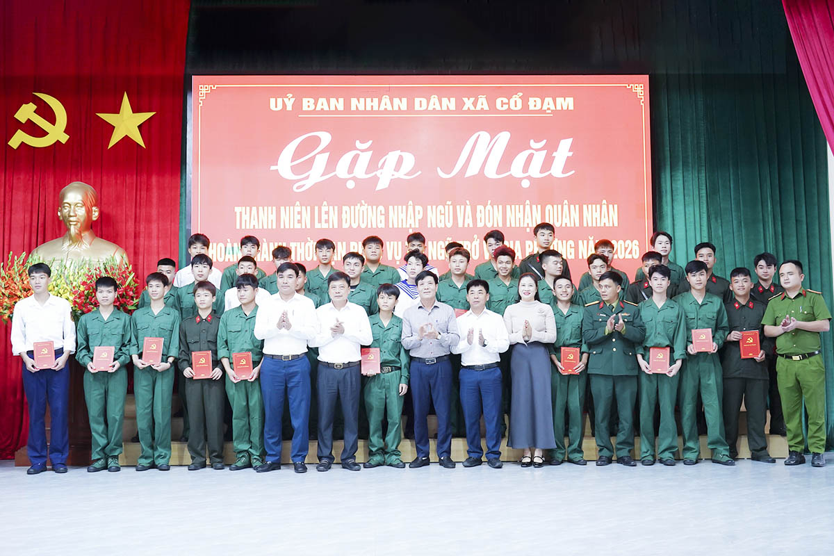 Cổ Đạm gặp mặt tân binh trước lúc lên đường nhập ngũ