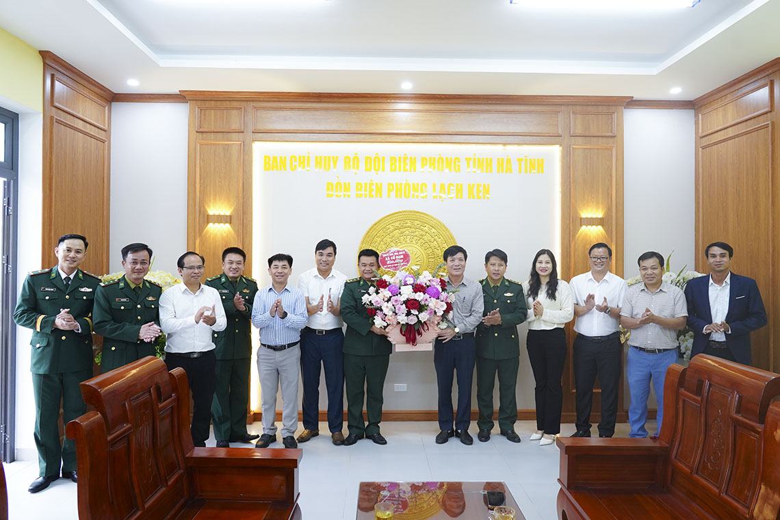 Lãnh đạo Cổ Đạm chúc mừng Đồn Biên phòng Lạch Kèn