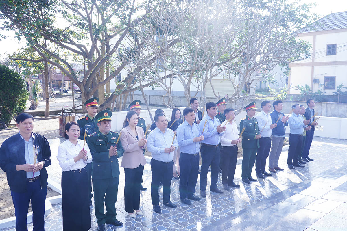 Lãnh đạo xã Cổ Đạm dâng hương các anh hùng liệt sỹ nhân dịp Tết cổ truyền của dân tộc