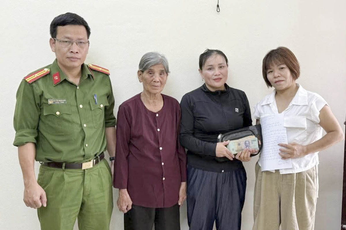 Nhặt được hơn 56 triệu đồng, con dâu cùng mẹ chồng đến cơ quan chức năng để trả lại cho người đánh mất