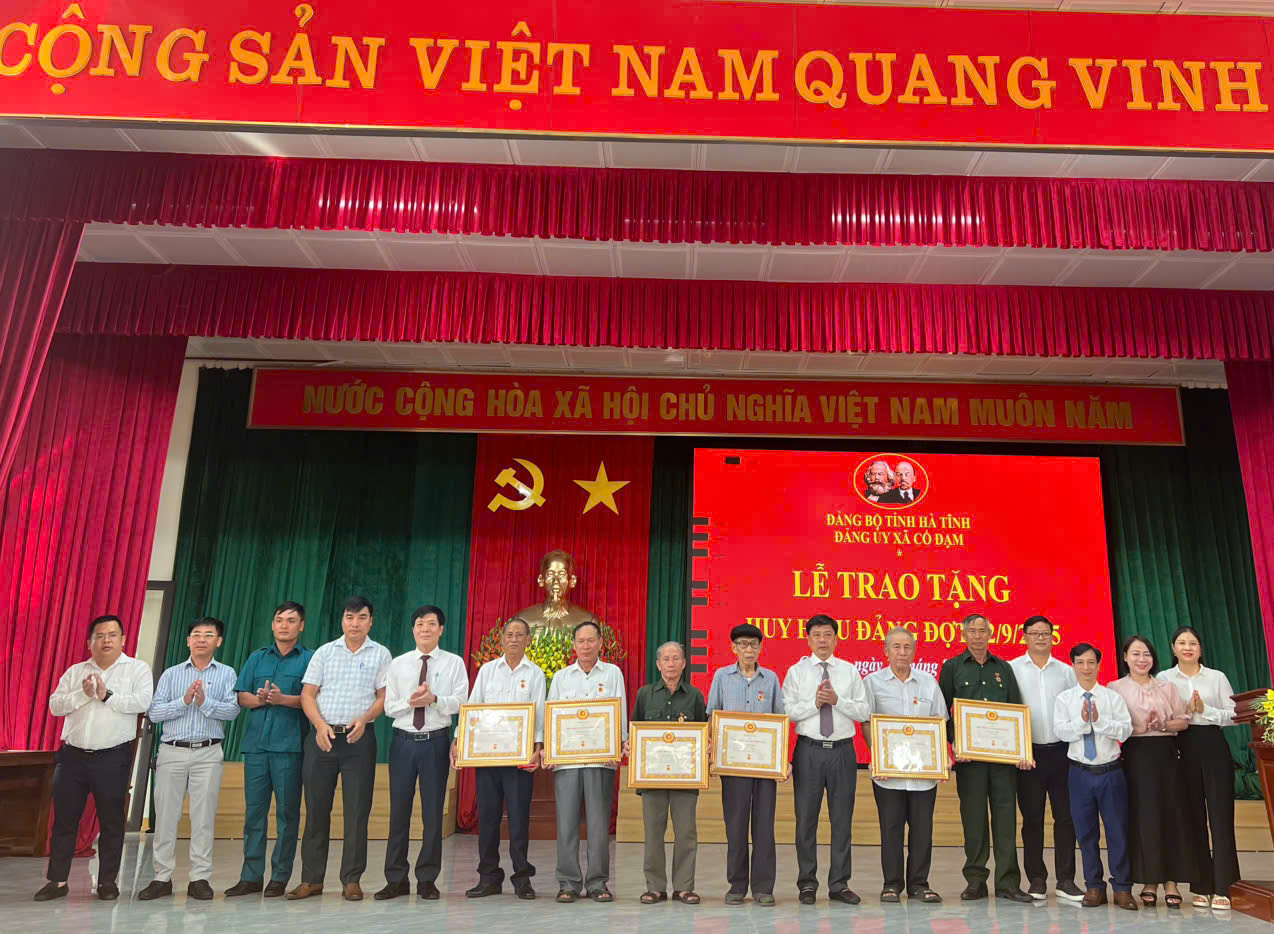Xã Cổ Đạm tổ chức lễ trao huy hiệu Đảng Đợt 2/9/2025