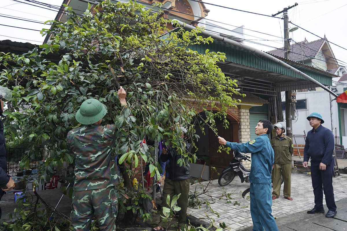 Cán bộ, đảng viên và người dân Cổ Đạm tham gia làm vệ sinh môi trường, giải toả hành lang an toàn giao thông