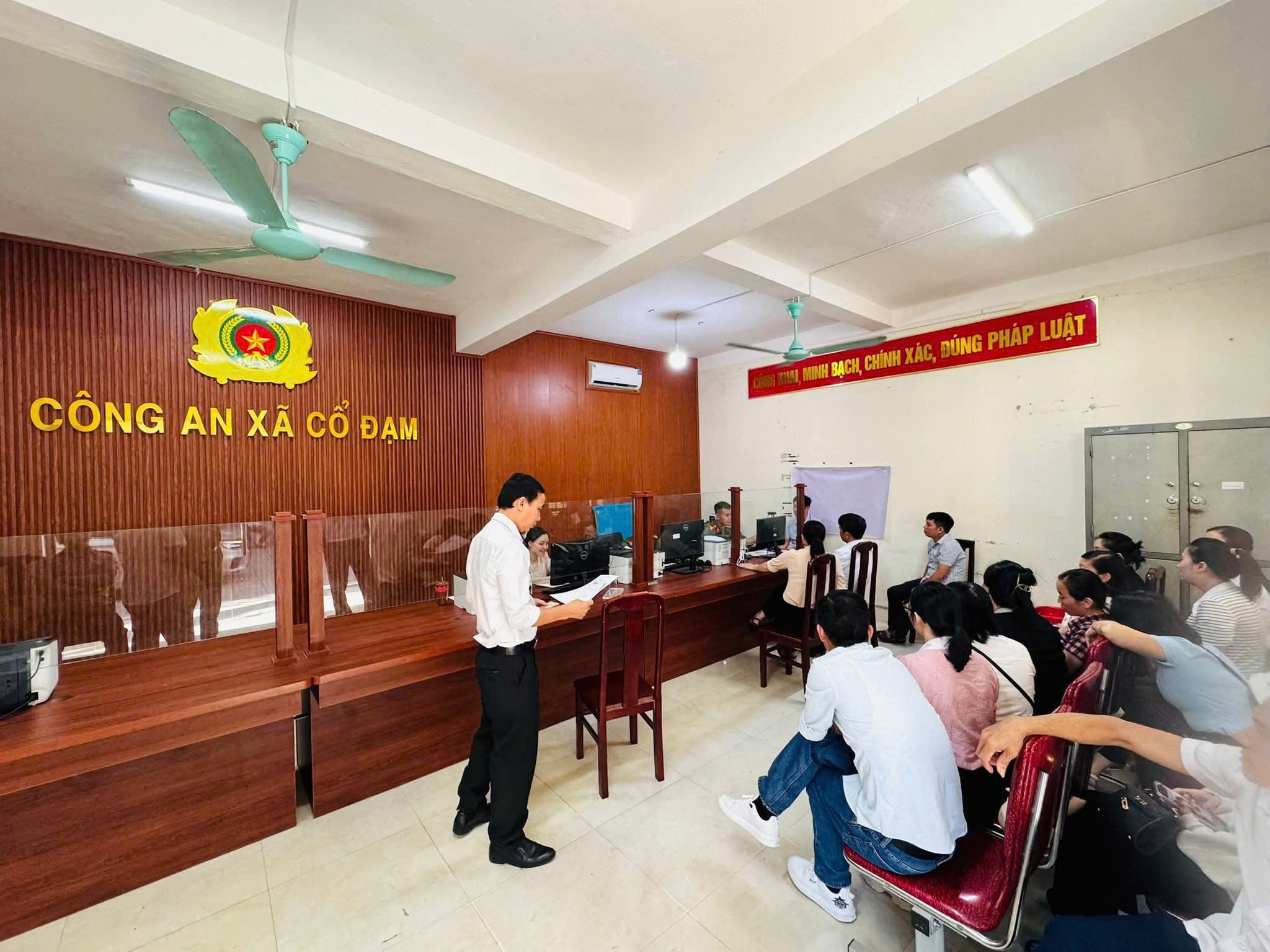 Công an xã Cổ Đạm quyết tâm hoàn thành chỉ tiêu cấp đổi thẻ Đảng trước ngày 15/8/2025
