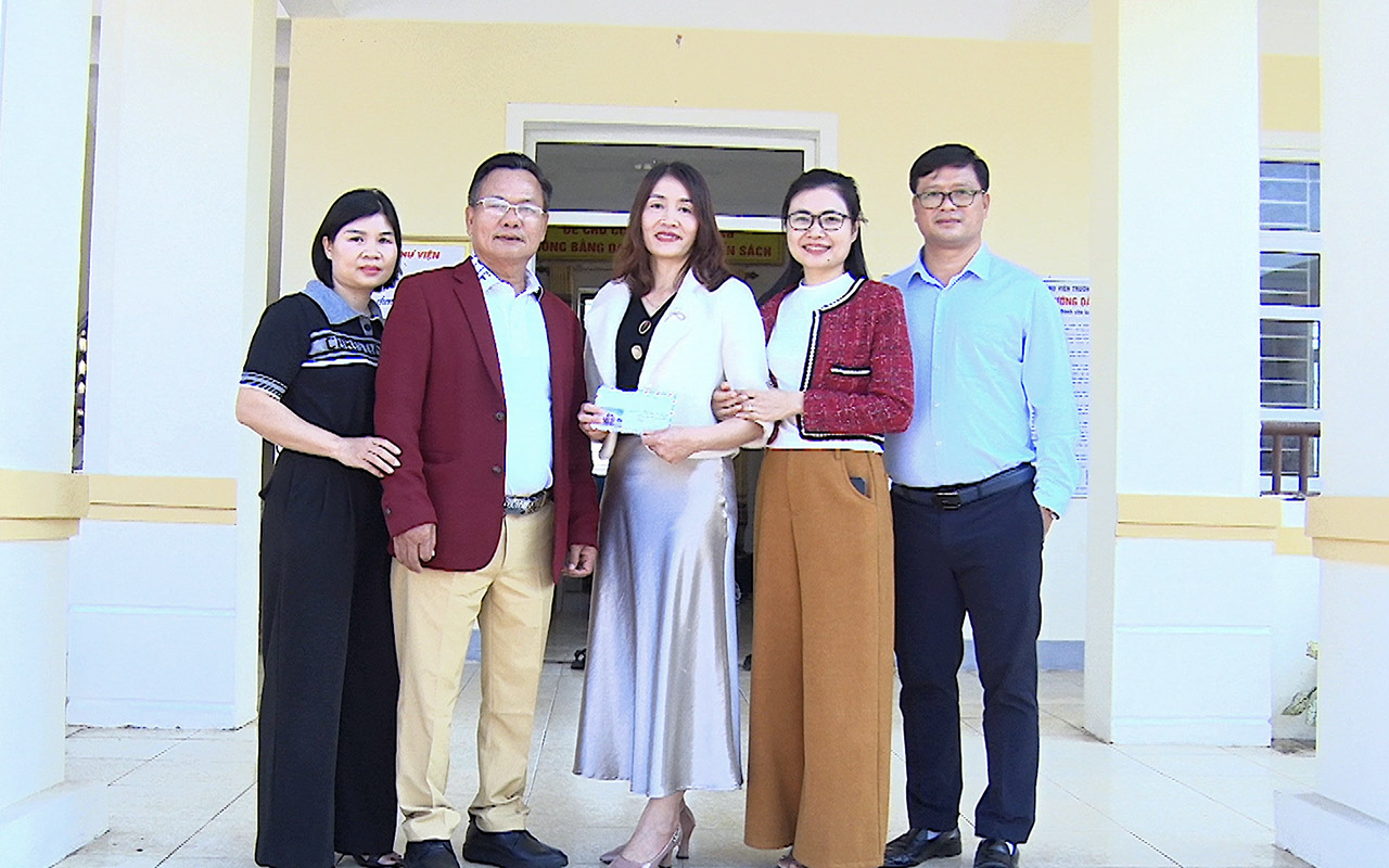 Trao tặng bàn ghế cho Trường Tiểu học Cương Gián 2