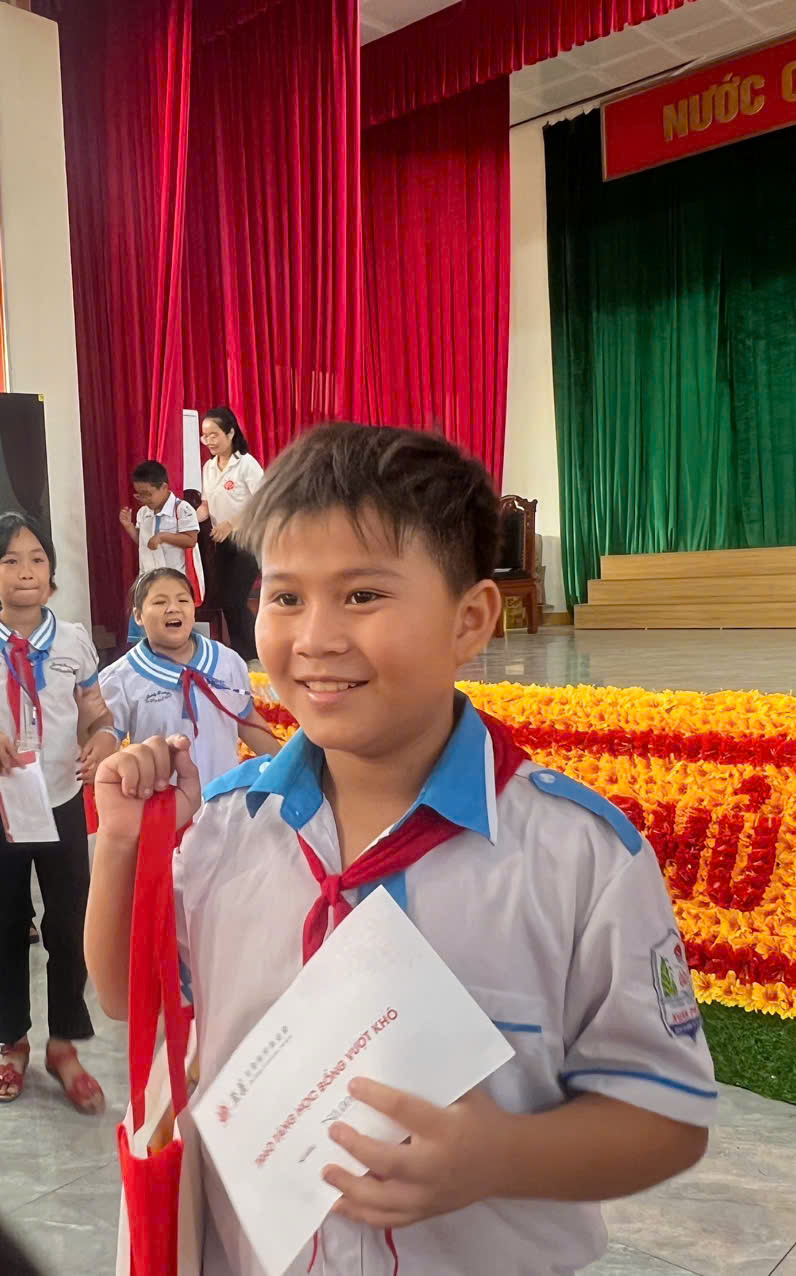 Trao học bổng cho trẻ em có hoàn cảnh khó khăn đợt 2, 2025