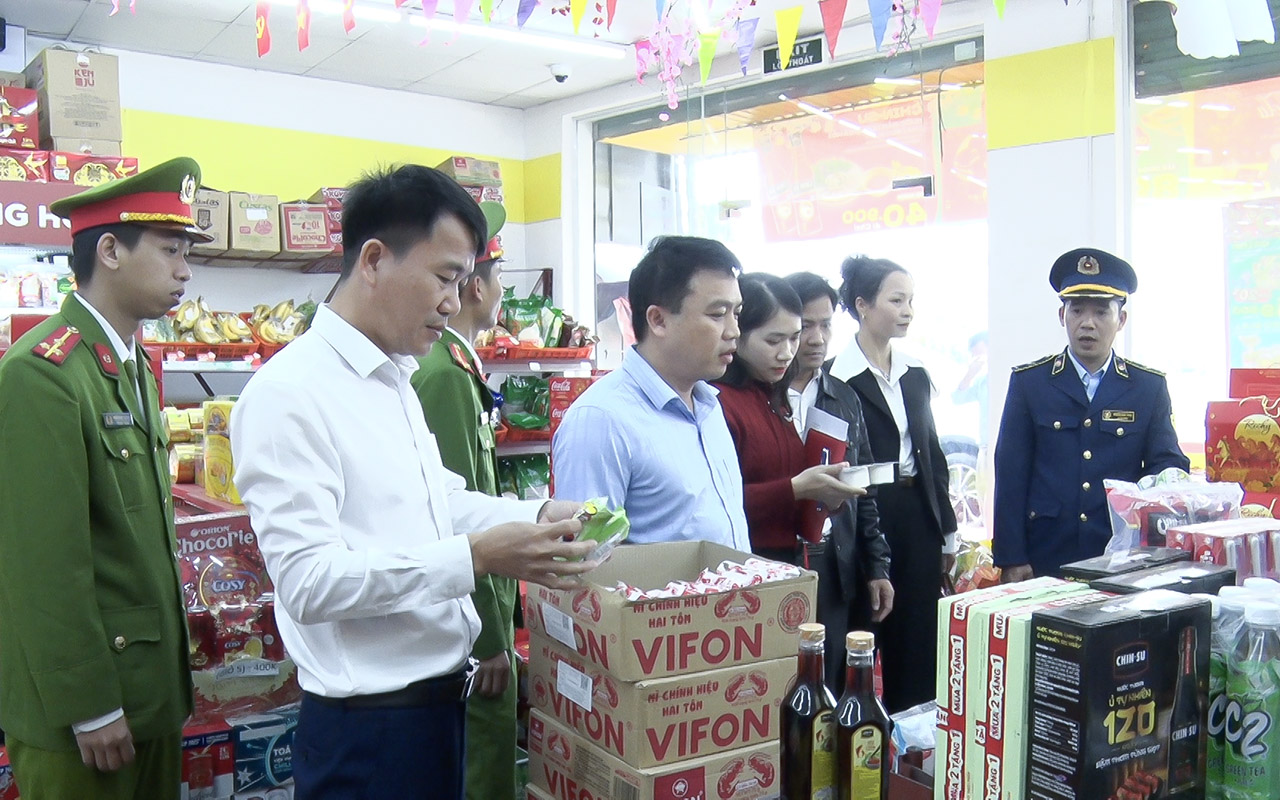 Đoàn kiểm tra liên ngành xã Cổ Đạm kiểm tra chống buôn lậu, gian lận thương mại, hàng giả, hàng nhái và vệ sinh an toàn thực phẩm