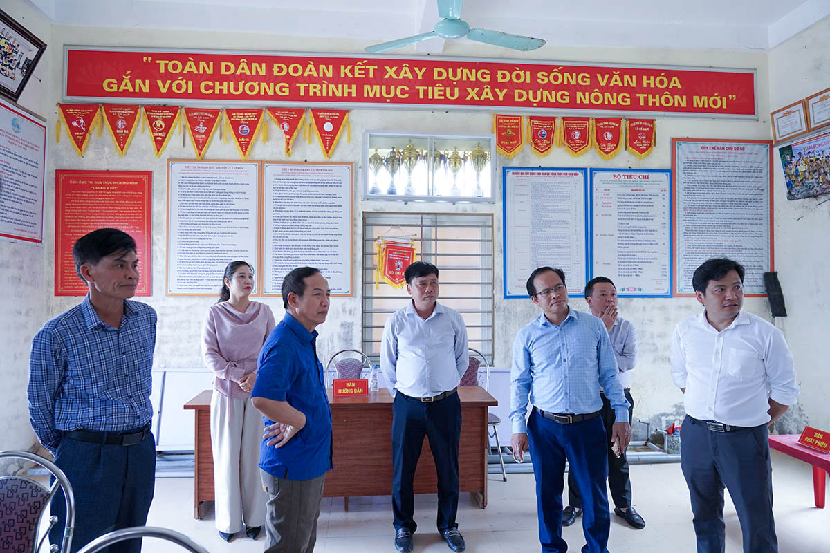 Bí thư Đảng ủy Phan Văn Thư kiểm tra công tác chuẩn bị bầu cử tại thôn Phú Thuận Hợp