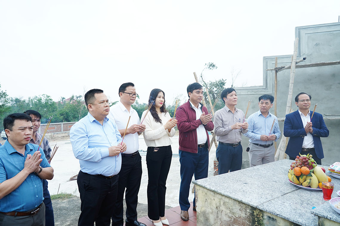 Lãnh đạo xã Cổ Đạm dâng hương các anh hùng liệt sĩ