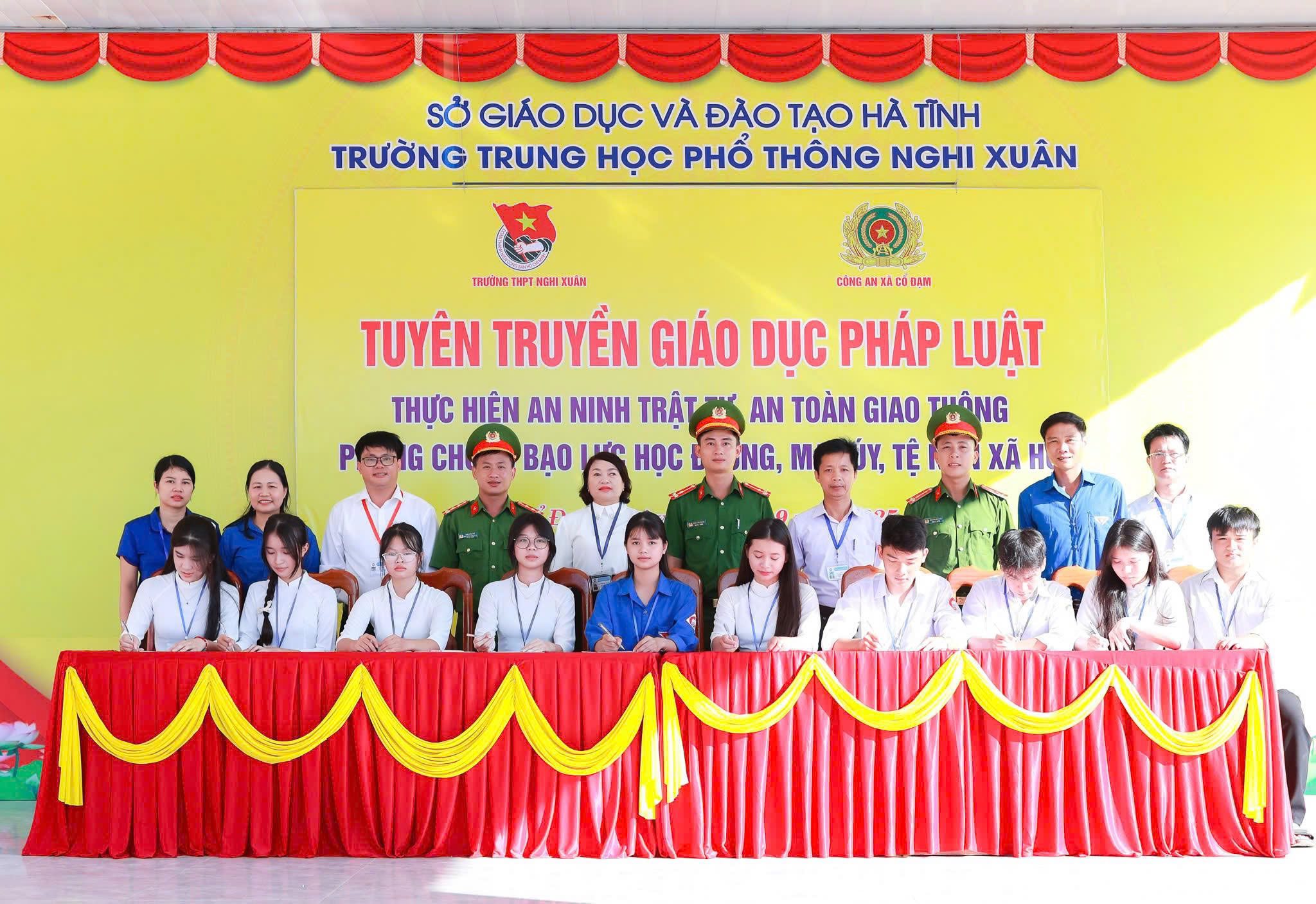 Công an xã Cổ Đạm tuyên truyền pháp luật cho hơn 1.000 học sinh Trường THPT Nghi Xuân