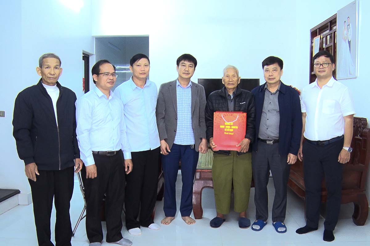 Bí thư Đảng ủy xã Cổ Đạm chúc tết các gia đình chính sách, đảng viên cao tuổi 