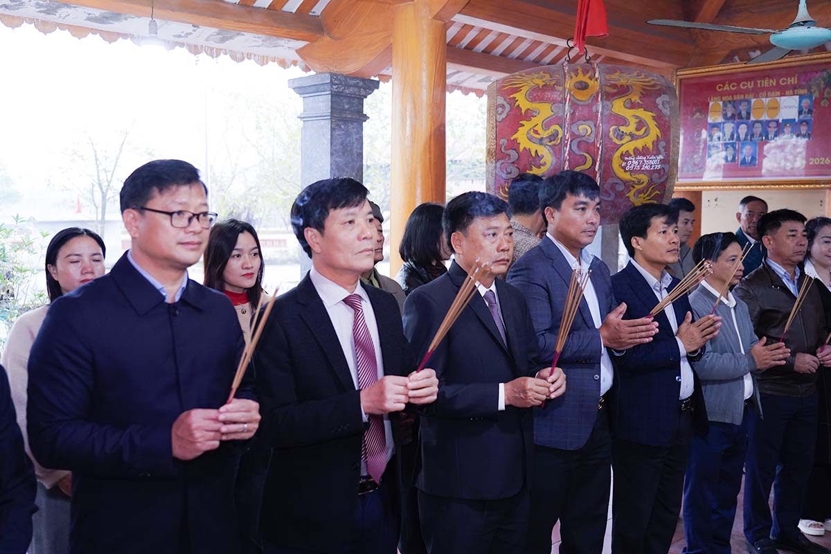 Lãnh đạo Cổ Đạm dâng hương tại di tích Đình hoa Vân Hải