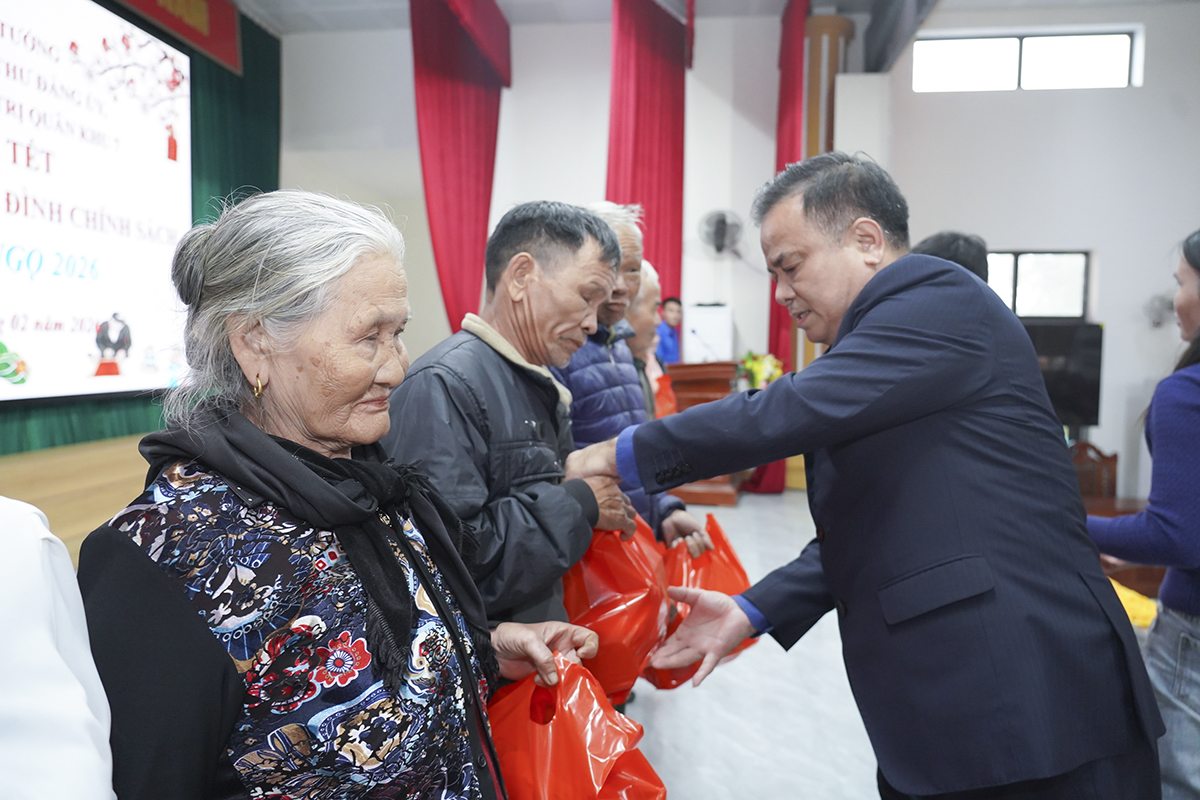 Thiếu tướng Trần Đức Thắng trao tặng 50 suất quà cho các gia đình chính sách ở xã Cổ Đạm