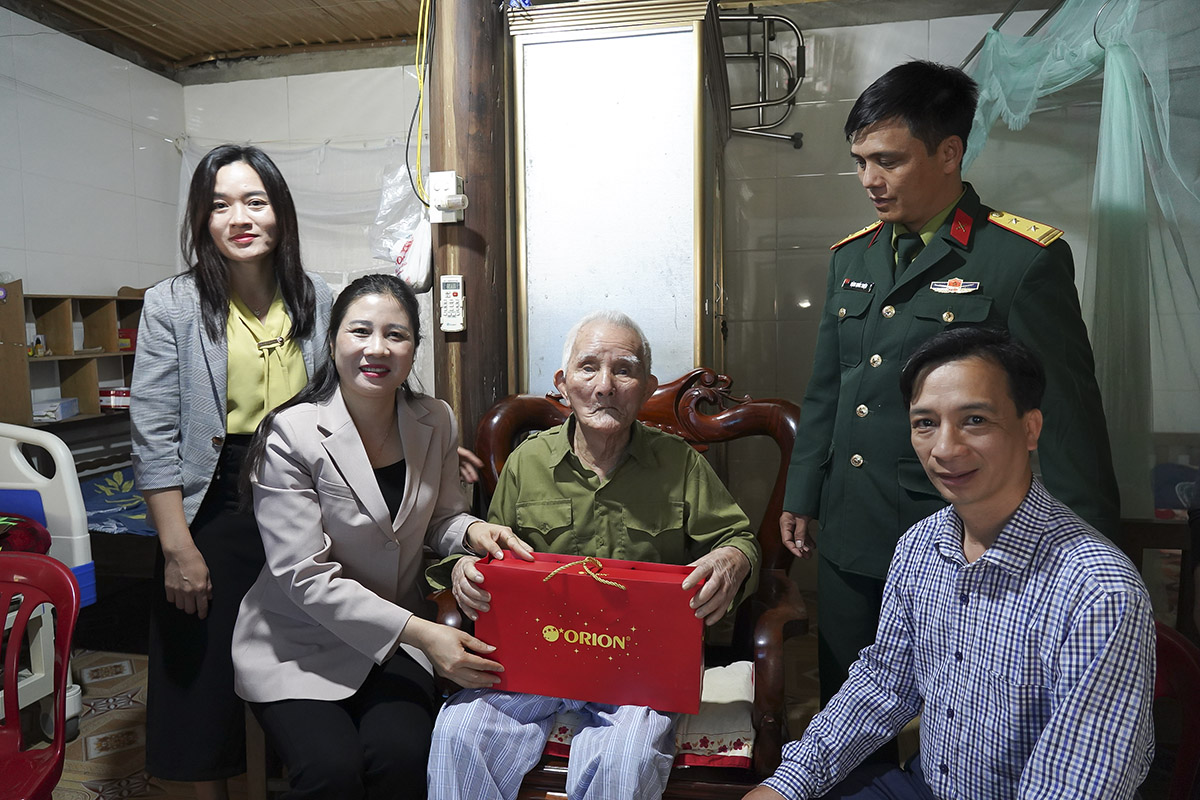 Lãnh đạo xã Cổ Đạm thăm, tặng quà gia đình chính sách, người cao tuổi