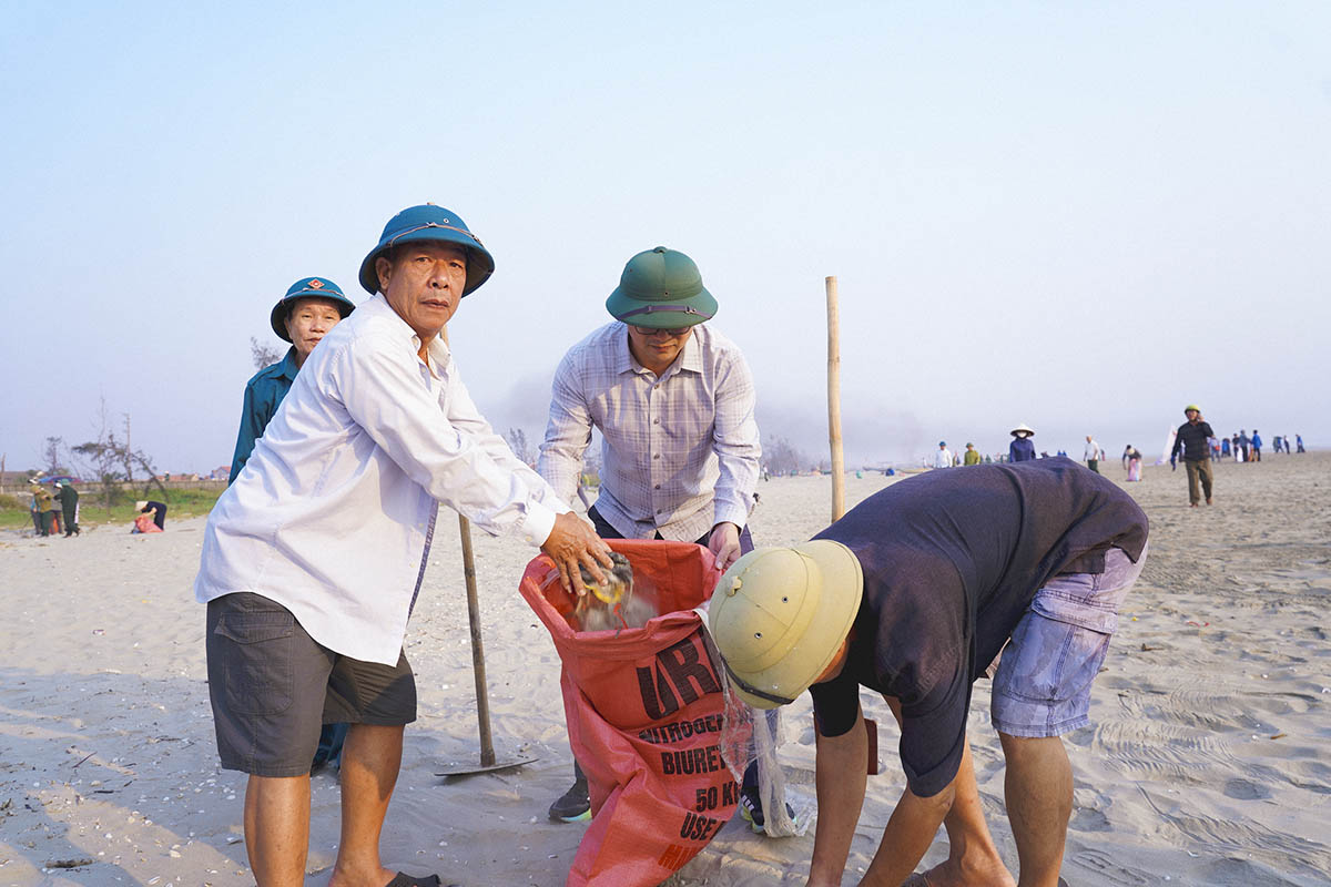 Hàng trăm người tham gia làm sạch môi trường biển ở Cổ Đạm