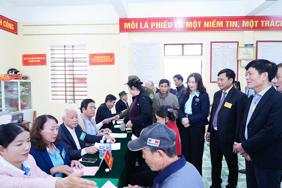 Lãnh đạo xã Cổ Đạm kiểm tra tại các khu vực bỏ phiếu