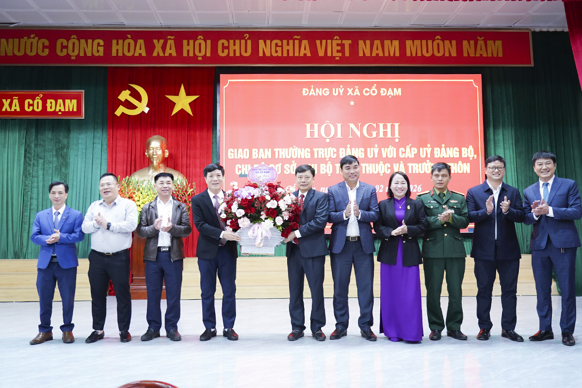 Các cơ quan, đơn vị tặng hoa chúc mừng Thường trực Đảng uỷ, cơ quan Đảng uỷ xã Cổ Đạm nhân Ngày thành lập Đảng