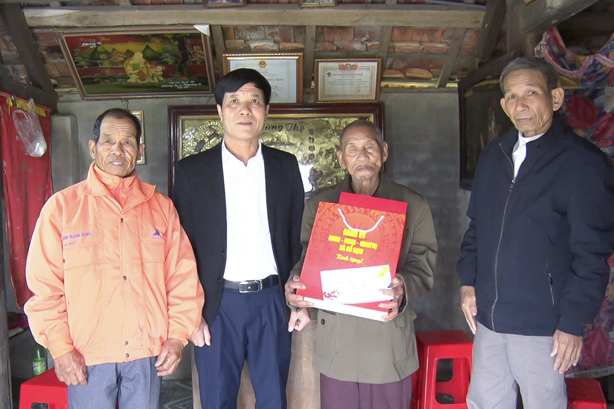 Phó Bí thư Thường trực Đảng ủy Lê Tiến Hải thăm, tặng quà tết các gia đình chính sách