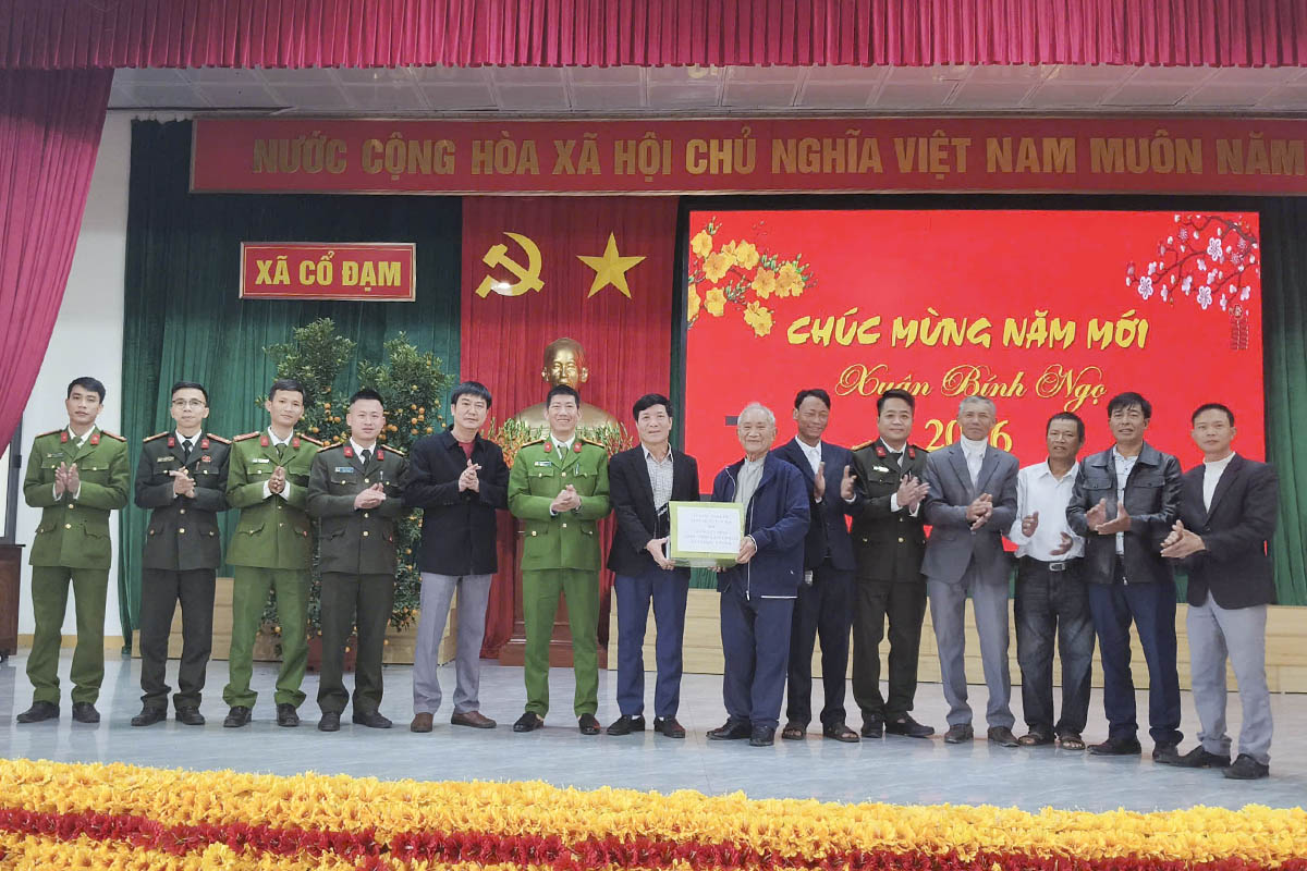 Linh mục Thân Văn Chất cùng Hội đồng mục vụ Giáo xứ Cam Lâm chúc Tết Đảng uỷ - HĐND – UBND – UBMTTQ và lực lượng vũ trang xã Cổ Đạm