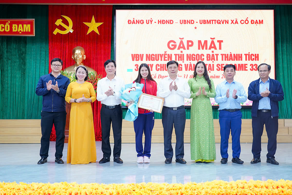 Lãnh đạo Cổ Đạm tuyên dương vận động viên Nguyễn Thị Ngọc 