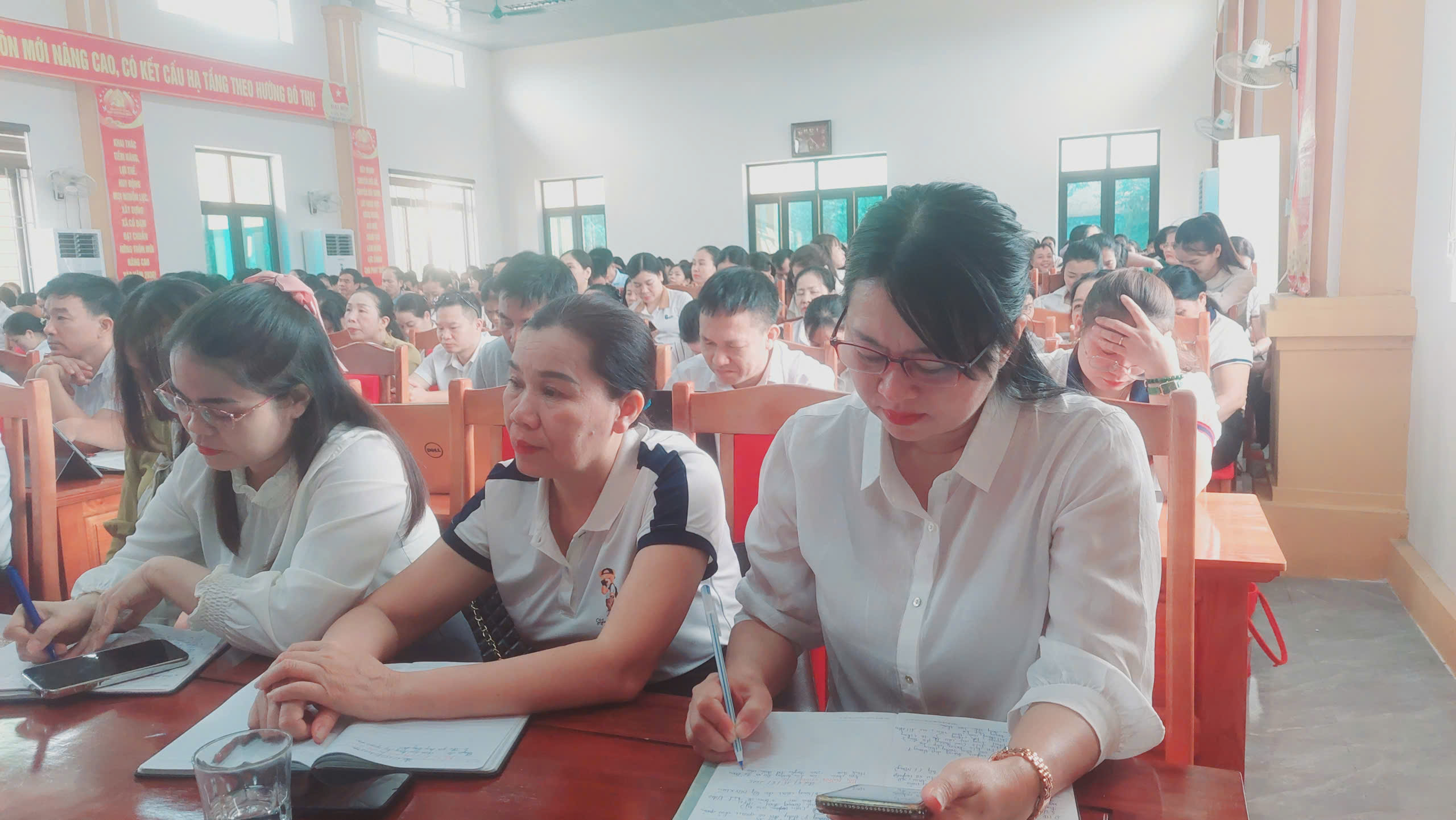 Hơn 350 cán bộ, giáo viên tham gia lớp bồi dưỡng, nâng cao kiến thức chính trị trước thềm năm học mới 2025 - 2026