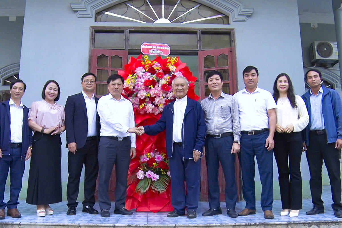 Lãnh đạo xã Cổ Đạm chúc mừng Giáng sinh các Giáo xứ, Giáo họ