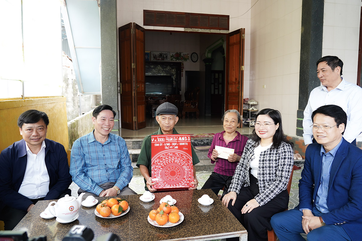 Lãnh đạo tỉnh thăm hỏi, tặng quà tết cho gia đình chính sách, người cao tuổi ở xã Cổ Đạm