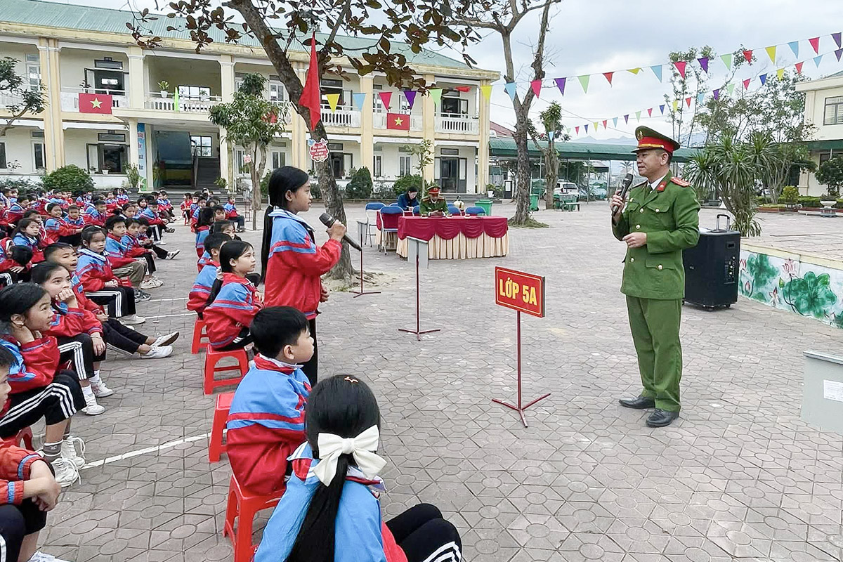 Tuyên truyền pháp luật về an toàn giao thông, quản lý sử dụng pháo nổ cho học sinh Tiểu học Cổ Đạm