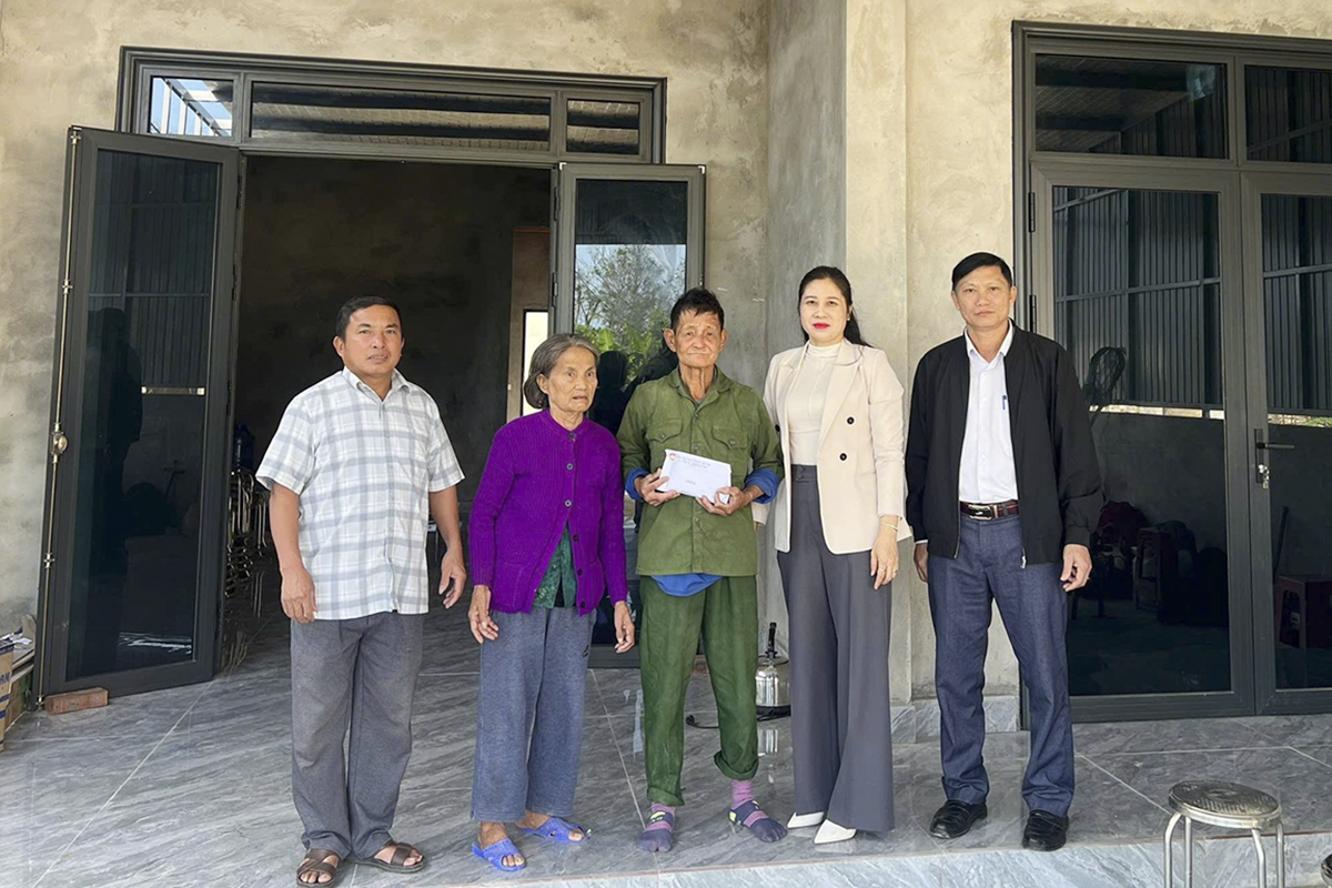  Bàn giao 2 nhà ở mới các gia đình bị ảnh hưởng nặng nề bởi bão số 10