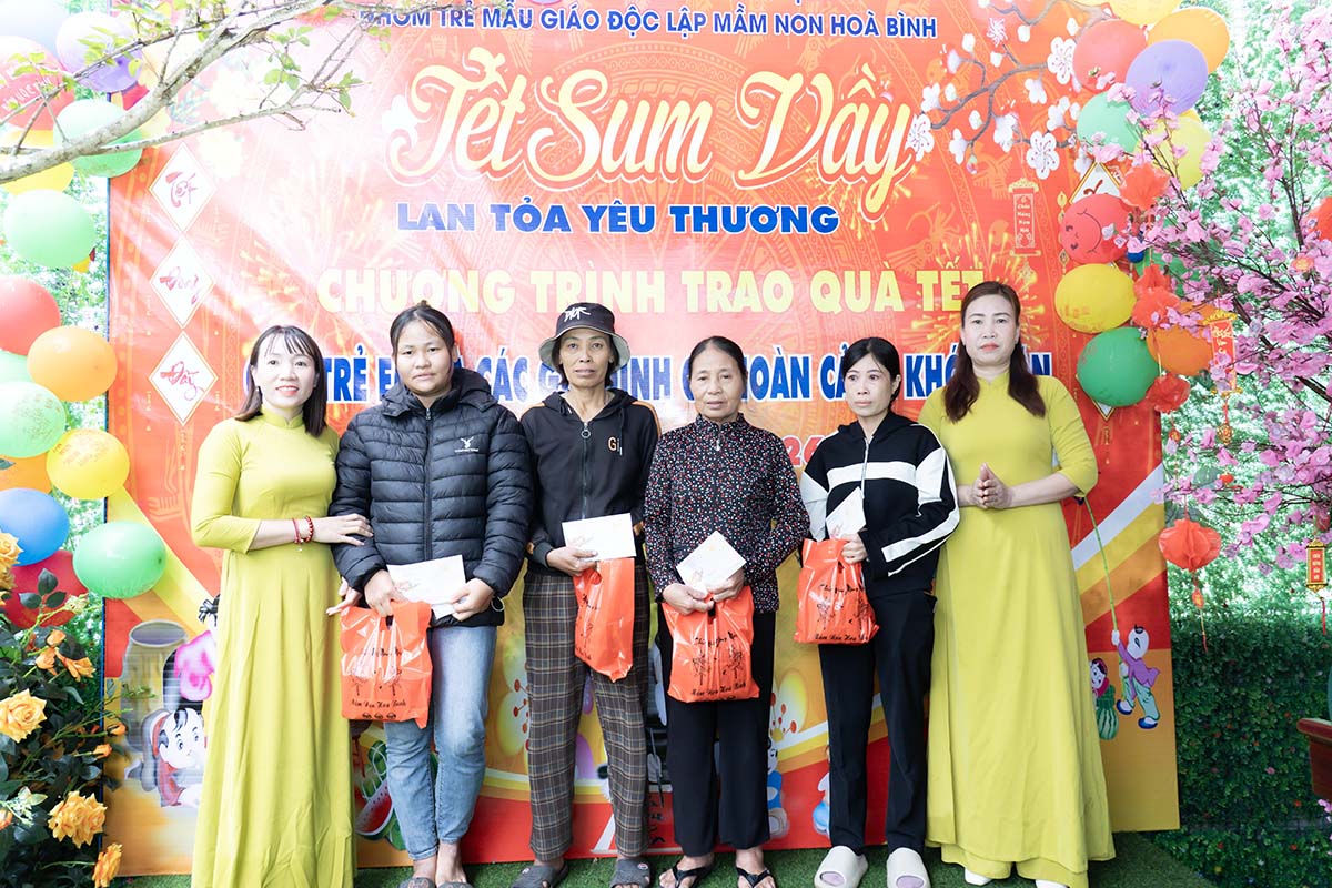 Cơ sở Mầm non Hòa Bình trao 37 suất quà tết cho gia đình gặp hoàn cảnh khó khăn