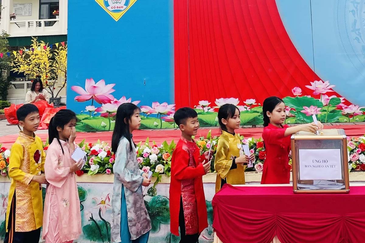 Tết nhân ái – Những phần quà tiếp bước học sinh Cổ Đạm đến trường