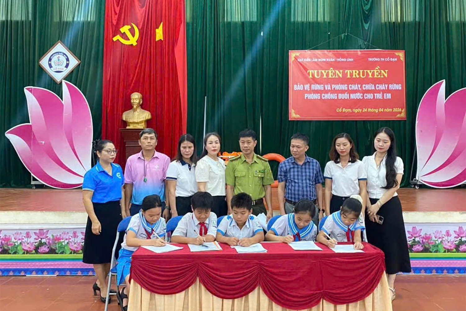 Học sinh Tiểu học Cổ Đạm tìm hiểu về cách phòng cháy, chữa cháy và phòng chống đuối nước