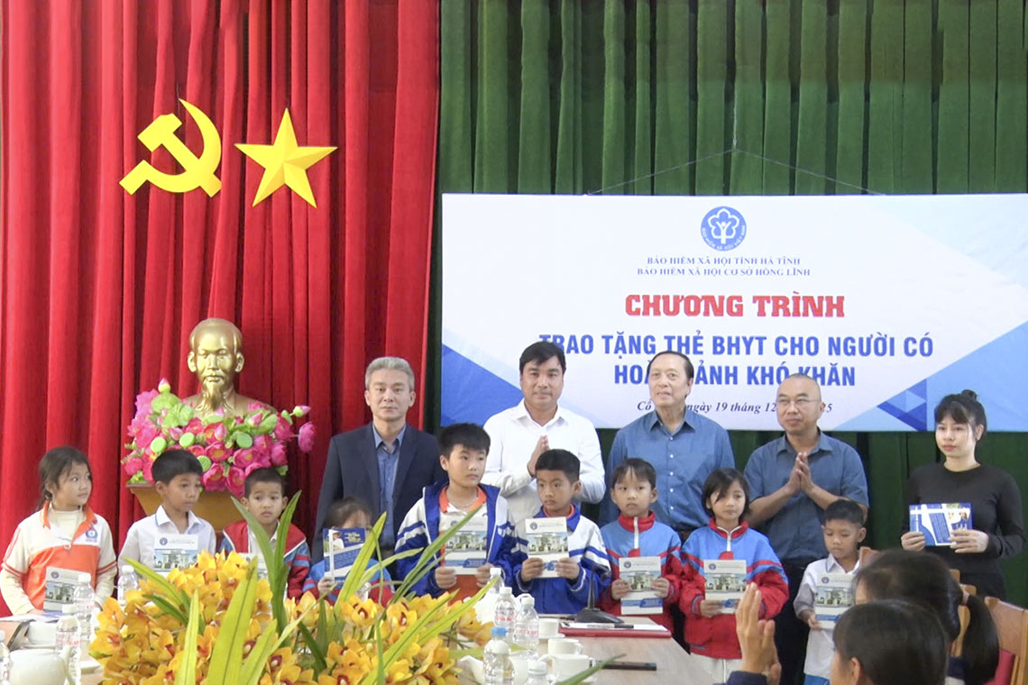 Trao tặng 32 thẻ BHYT cho học sinh gặp hoàn cảnh khó khăn ở Cổ Đạm