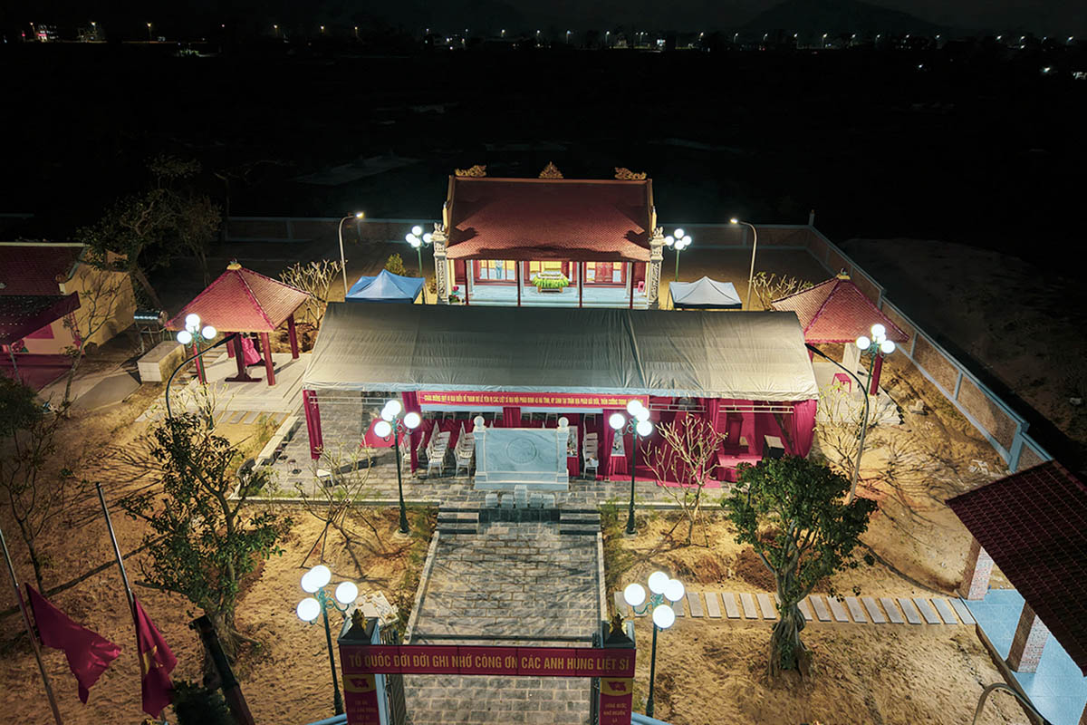 Khu tưởng niệm các liệt sĩ Đại đội pháo binh 45 lung linh trong màn đêm