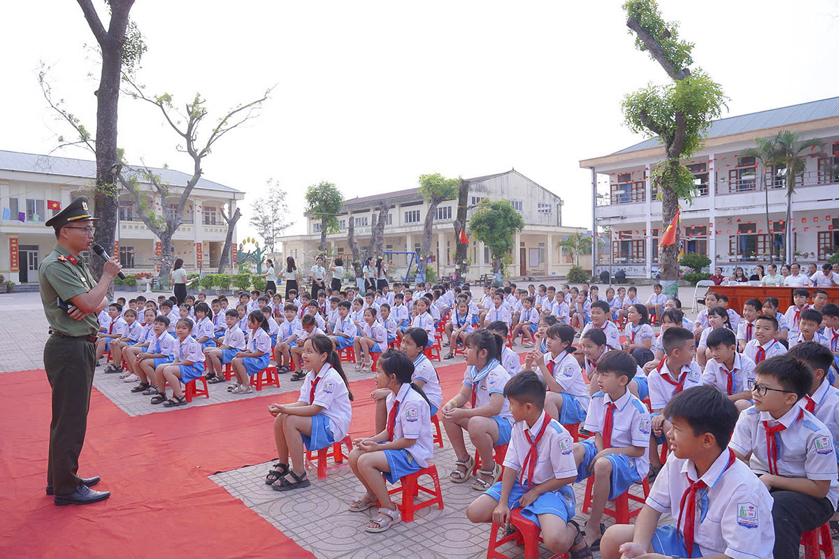 Tuyên truyền pháp luật cho hàng trăm học sinh Tiểu học Cương Gián 2