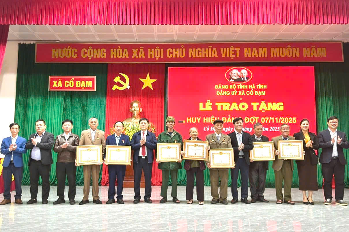 Lễ Trao Huy Hiệu Đảng Xã Cổ Đạm Đợt 07/11/2025