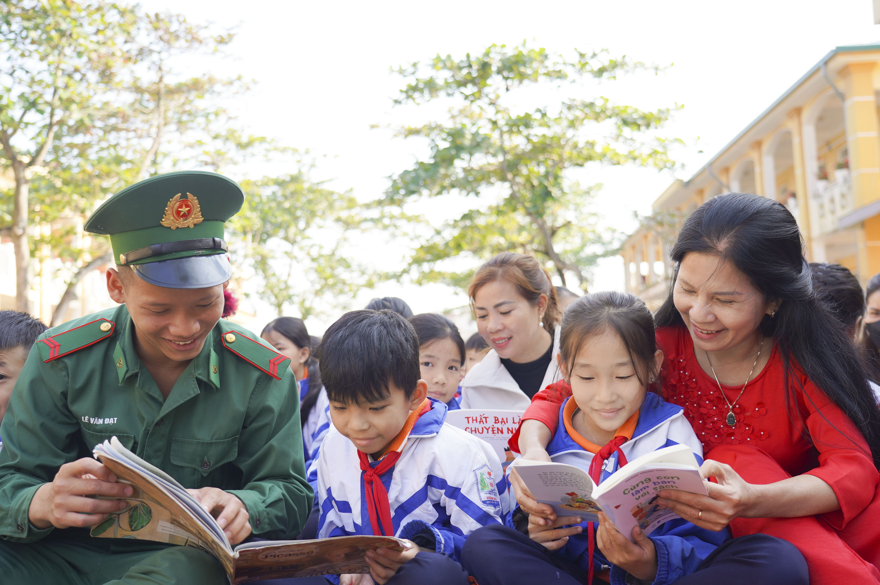 Sôi nổi hoạt động trải nghiệm “Thắm tình quân dân qua những trang sách” tại Tiểu học Xuân Liên