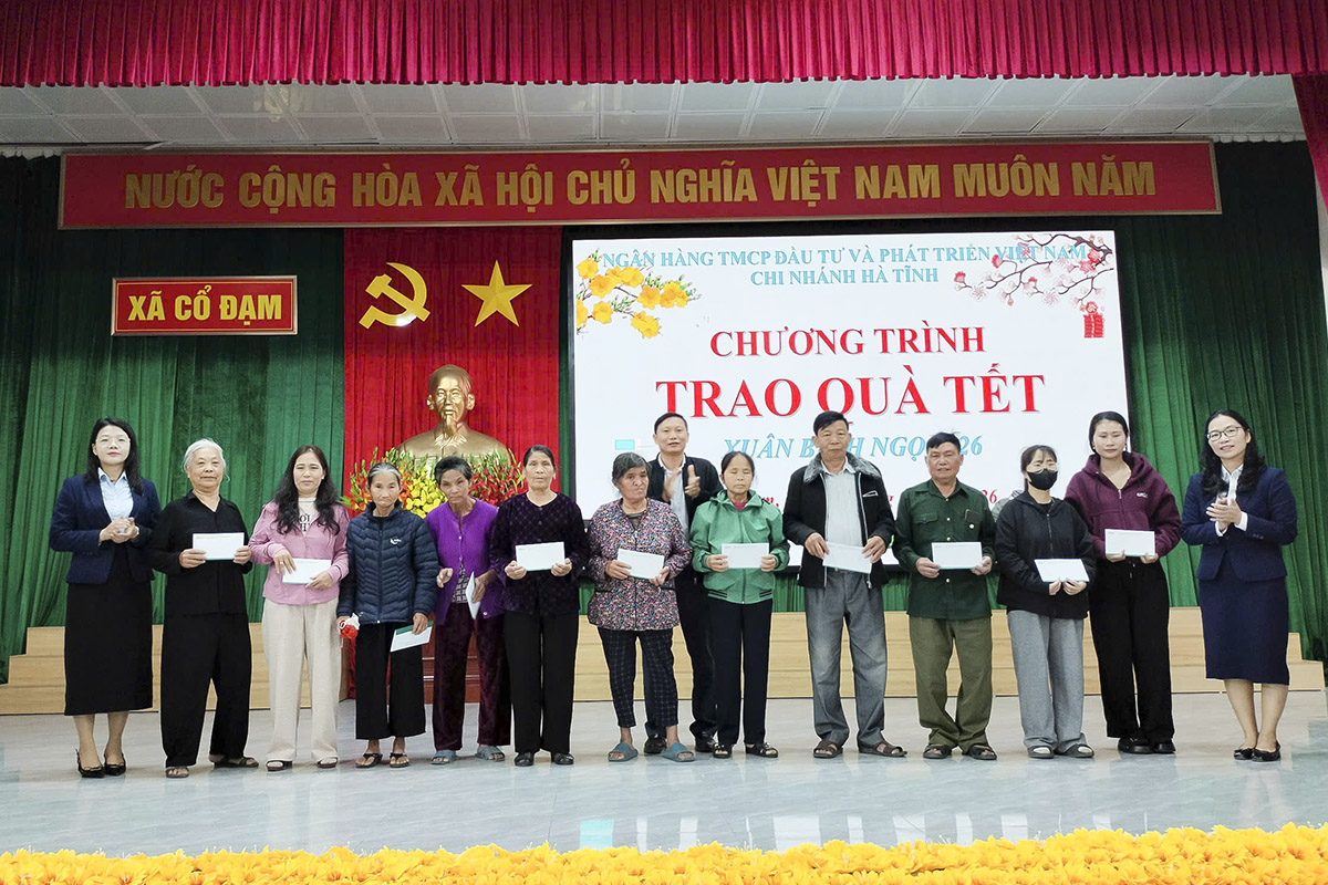 Ngân hàng BIDV trao 60 suất quà tết cho các hoàn cảnh gặp khó khăn trên địa bàn xã Cổ Đạm