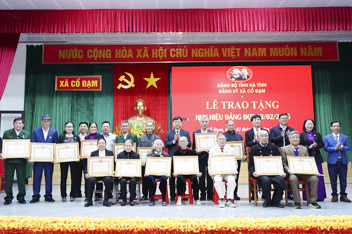 Cổ Đạm: Trao tặng Huy hiệu Đảng cho 17 đảng viên