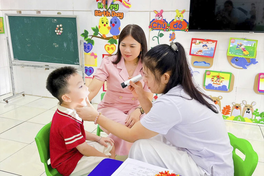 Kiểm tra sức khỏe định kỳ cho trẻ tại Trường Mầm non Cổ Đạm
