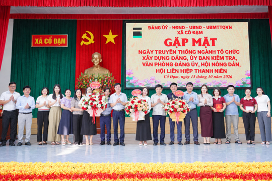 Lãnh đạo Cổ Đạm tặng hoa chúc mừng ngày truyền thống ngành tổ chức Xây dựng Đảng, UBKT Đảng ủy, Văn phòng Đảng ủy, Hội Nông dân, Hội LHTN xã