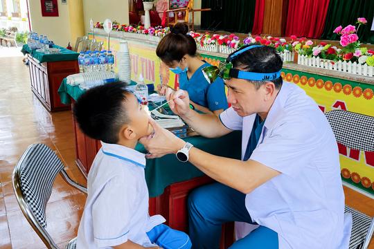 Nha khoa Quốc tế Hải Hà khám răng miệng miễn phí và trao quà cho học sinh khó khăn