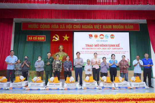 Trao tặng mô hình sinh kế cho các gia đình gặp hoàn cảnh khó khăn ở Cổ Đạm 