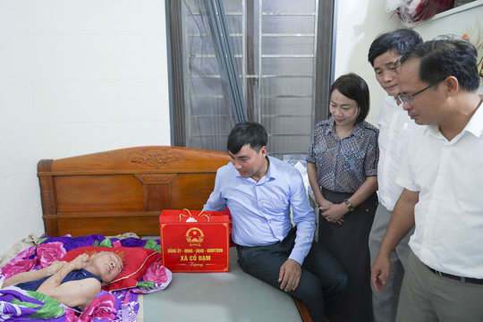 Chủ tịch UBND xã Cổ Đạm thăm hỏi, tặng quà gia đình có công với cách mạng 