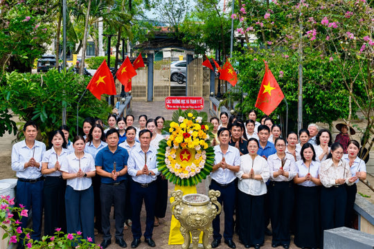Các cơ quan, đơn vị trên địa bàn xã Cổ Đạm dâng hương tri ân các anh hùng liệt sĩ