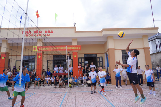 Sôi nổi Giải bóng chuyền hơi người cao tuổi làng Cam Lâm  