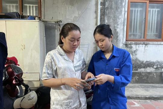 Đoàn xã Cổ Đạm hỗ trợ người dân cài đặt ứng dụng i-HaTinh