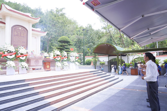 Lãnh đạo Cổ Đạm dâng hương tại Khu di tích Ngã ba Đồng Lộc và Nghĩa trang liệt sĩ Nầm