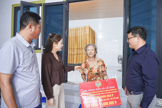 Hội Nông dân xã Cổ Đạm hỗ trợ 23 triệu đồng sửa chữa nhà ở cho thân nhân liệt sĩ gặp hoàn cảnh khó khăn