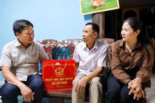 Bí thư Đảng ủy Phan Văn Thư thăm, tặng quà các gia đình chính sách