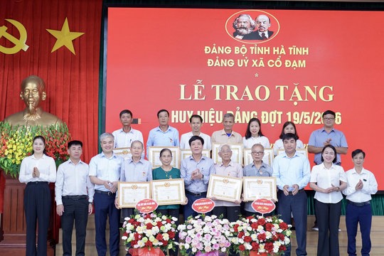Cổ Đạm: Trao tặng Huy hiệu Đảng cho 14 đảng viên